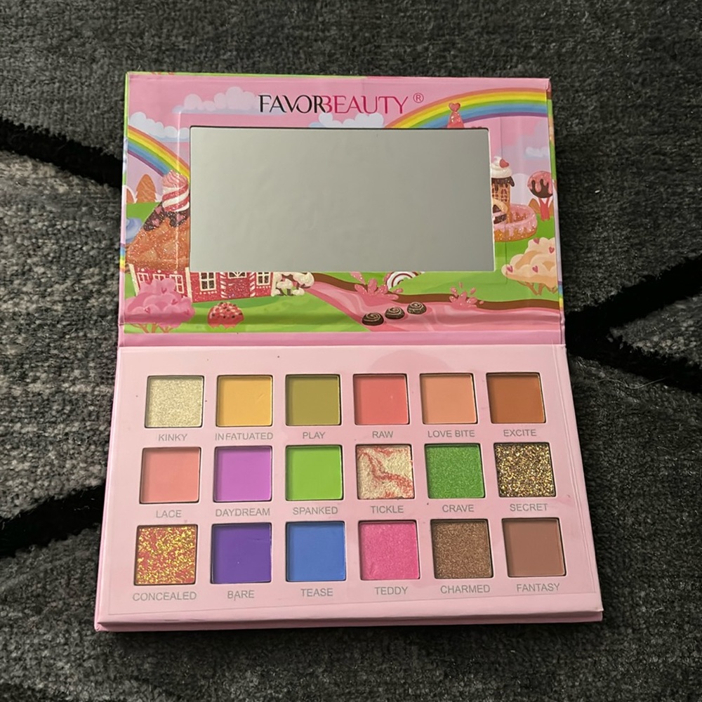Favor Beauty eyeshadow palette